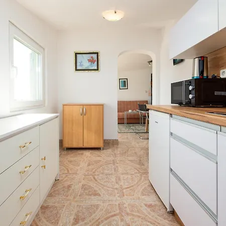1 Bedroom Beautiful In Appartement Seline