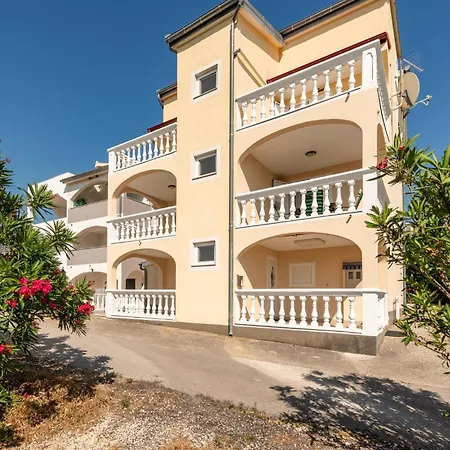 1 Bedroom Beautiful In Appartement Seline